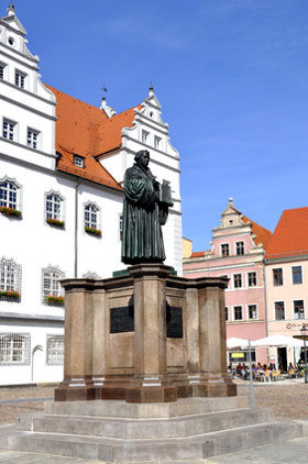 umziehen nach Lutherstadt Wittenberg - Luther Denkmal vor dem Rathaus in Wittenberg. 