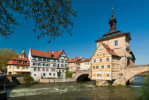 Umzug nach Bamberg - Das mitten im Fluss Regnitz erbaute Alte Rathaus zu Bamberg.