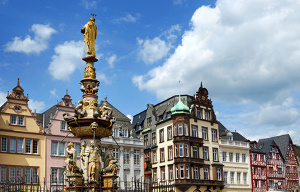 Umzug nach Trier - Blick über den Altmarkt mit Brunnen von Trier.