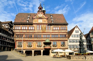 Umzug nach Tübingen - Das in der Marktgasse 1 gelegene Rathaus von Tübingen (Deutschland).