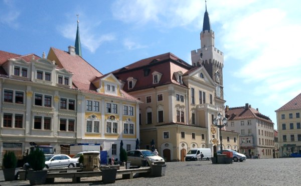 Umzug nach Löbau - Blick auf dem Markt von Löbau mit vielen historischen Gebäuden.