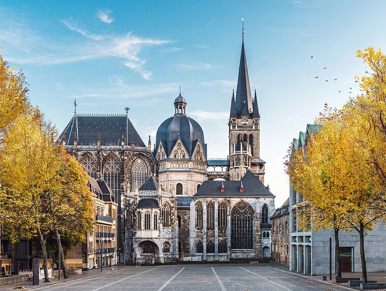 Umzug nach Aachen - Kaiserdom zu Aachen auch bekannt als Aachener Münster.