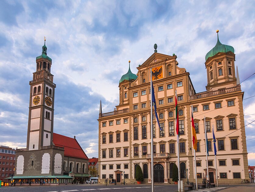 Umzug nach Augsburg - Rathaus von Augsburg. Der 70 m hohe Perlachturm diente als Wachturm.