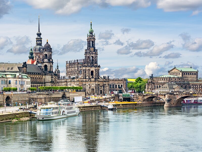 Umzug nach Dresden - Das Terrassenufer in Dresden dient als Anlegestelle der Sächsischen Raddampferflotte. Im Hintergrund die Dresdner Altstadt.